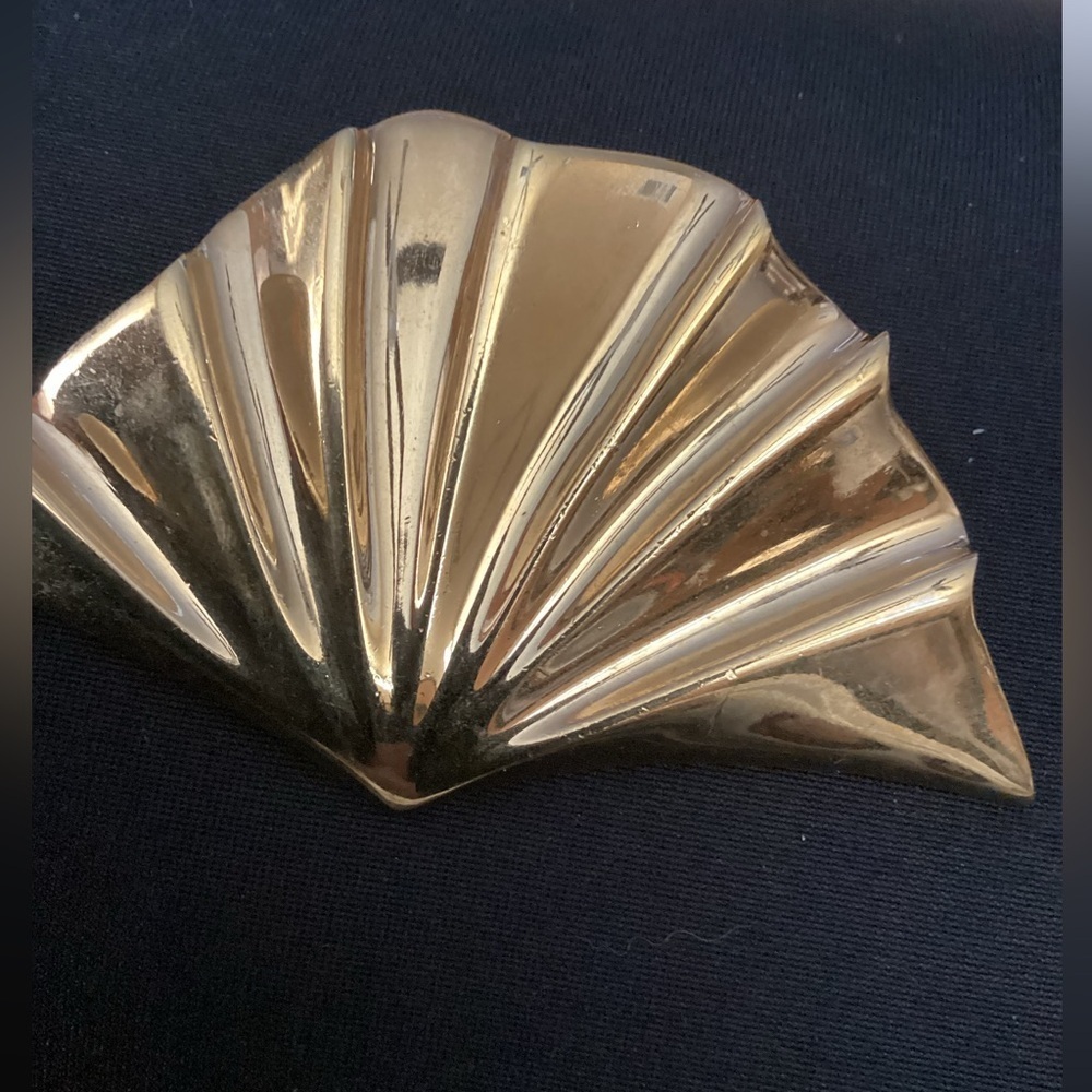 MONET. Gold Metal Pleated Fan Brooch Pin Vintage 0950